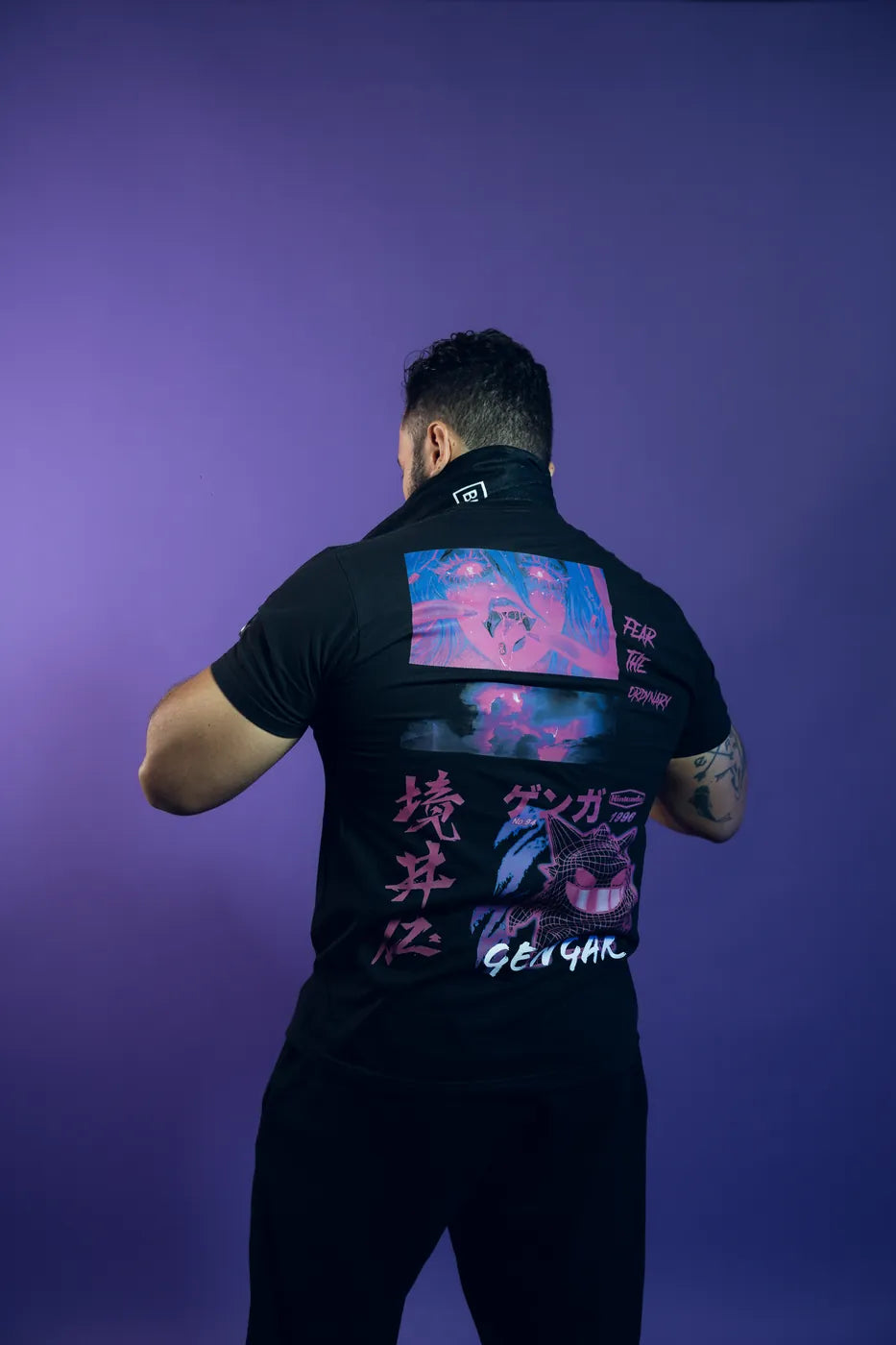 Atleta de espaldas con playera estampada y luz morada