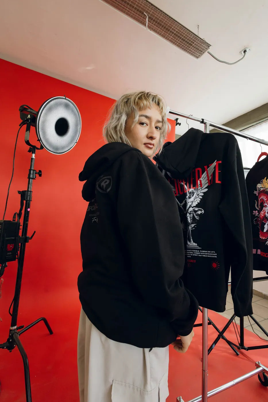 Atleta de espaldas con hoodie estampada