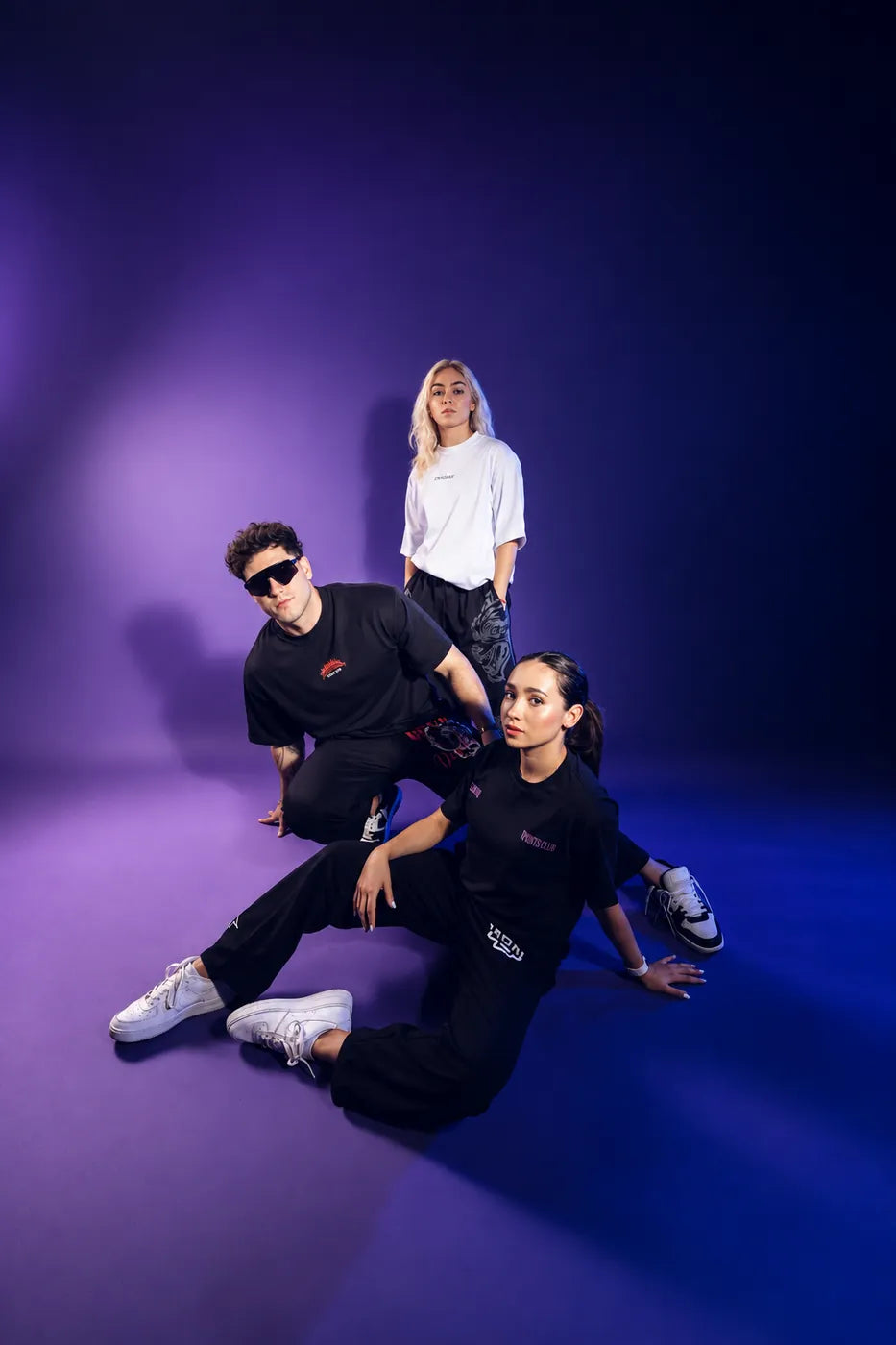 Tres atletas con luz morada